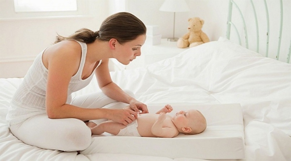 Cha mẹ chú ý căn chỉnh chính xác khi đóng tã/bỉm mới cho bé