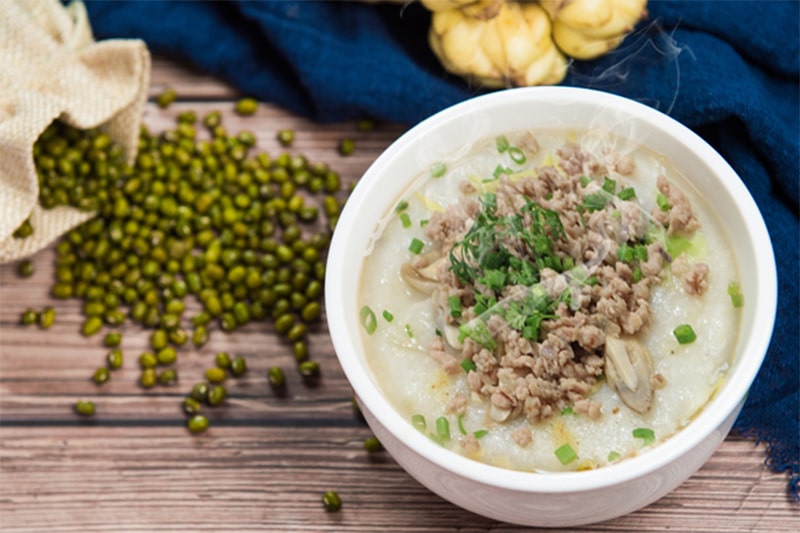 Cháo đậu xanh nấu thịt nạc chứa nhiều protein cung cấp dưỡng chất cho cơ thể