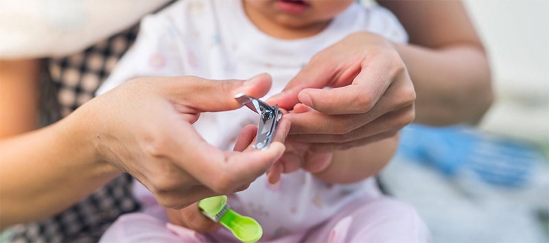 Cách cắt móng tay cho trẻ sơ sinh khá đơn giản