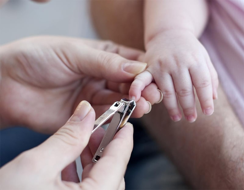 Nên bấm móng tay cho trẻ sơ sinh và vệ sinh móng tay cho trẻ