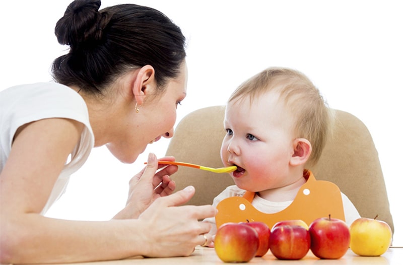 Cho bé ăn nhiều trái cây để bổ sung chất xơ