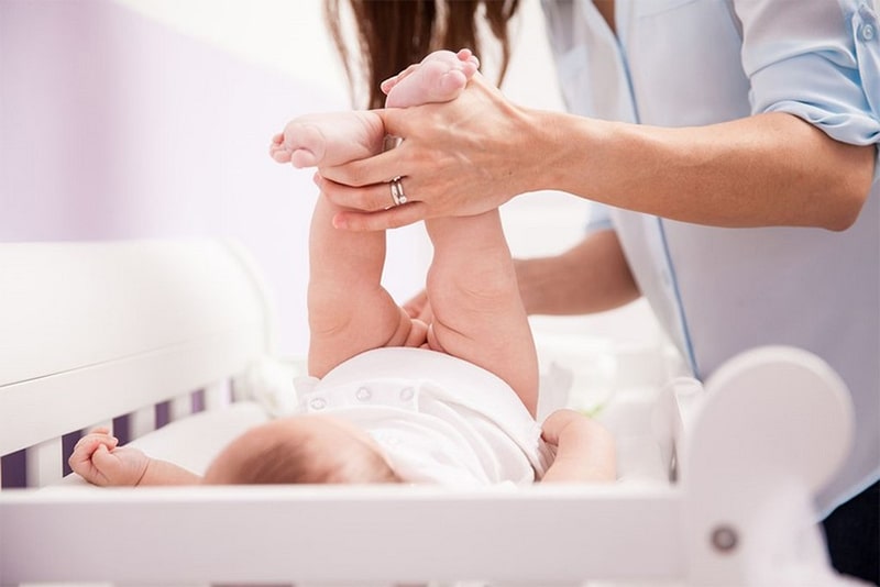 Cha mẹ thay tã bỉm cần chú ý để tránh nhiễm trùng vùng rốn cho bé sơ sinh chưa rụng rốn
