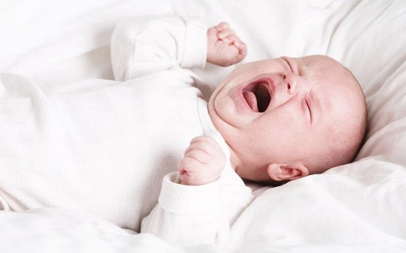 Chế độ sinh hoạt không hợp lý có thể khiến trẻ sơ sinh khó ngủ và quấy khóc 