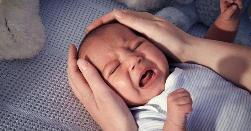 Trẻ sơ sinh thường khó ngủ, rất dễ giật mình và tỉnh giấc khi có tác động từ bên ngoài