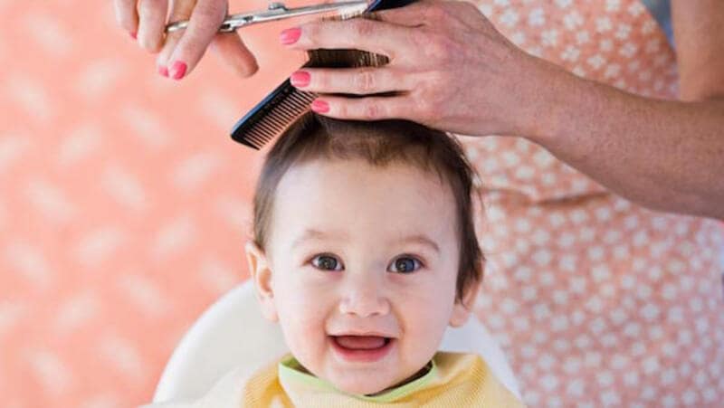Có nên cắt tóc máu cho bé hay không? Khi nào bé có thể cạo tóc?