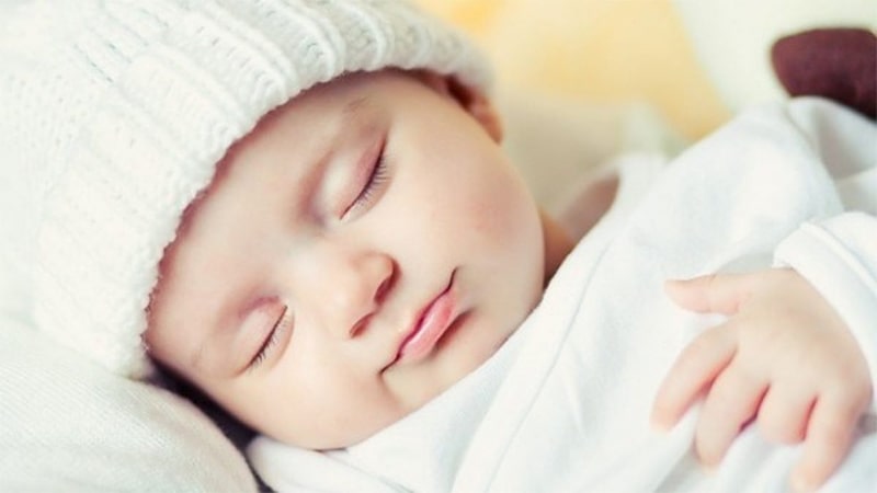 Trẻ sơ sinh 1 tháng tuổi ngủ nhiều là sinh lý bình thường