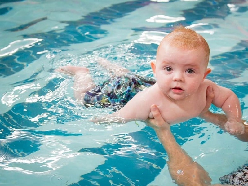 Lợi ích khi cho trẻ học bơi từ bé