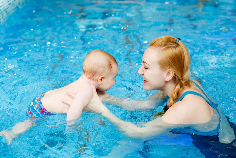 Nên cho trẻ mấy tháng tuổi đi bơi?