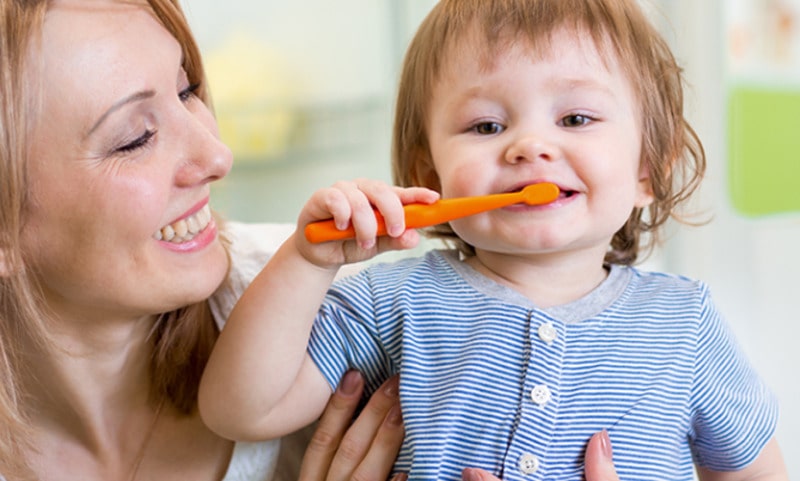 Đánh răng cùng với trẻ để hướng dẫn bé kỹ càng nhất