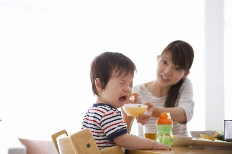 Mẹ không nên ép trẻ ăn khi trẻ có biểu hiện không muốn ăn